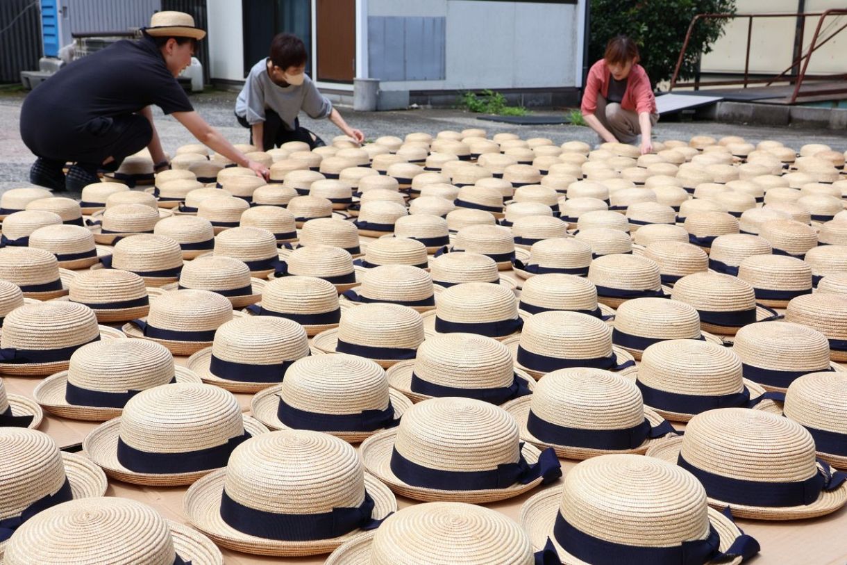 出番待つ麦わら帽子 梅雨の晴れ間に天日干し 笠岡・老舗メーカーで生産