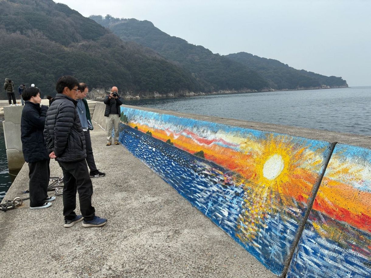 堤防アートの大作見に来て 笠岡諸島の六島・湛江港 島外の人らが描く