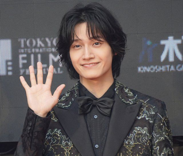 東京国際映画祭】佐野晶哉、黒のシックなスーツで登壇 抜群のスタイル