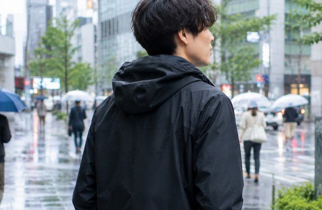 雨は防ぎたい、でも蒸れたくない」梅雨の通勤で選ばれるノースフェイス