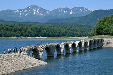 幻の橋」静かに水面下へ 北海道・糠平湖、旧国鉄アーチ橋：山陽新聞