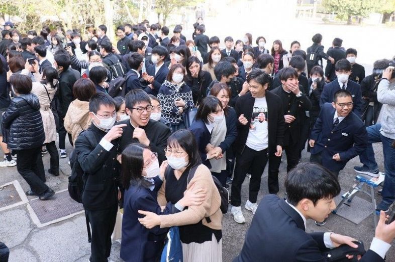 1万561人 念願の“春” 岡山県内公立高55校で合格発表：山陽新聞