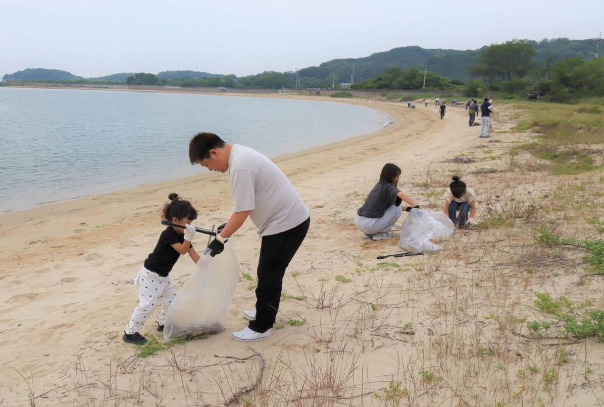 鉾島海岸きれいに　岡山南商工会の青年部、女性部