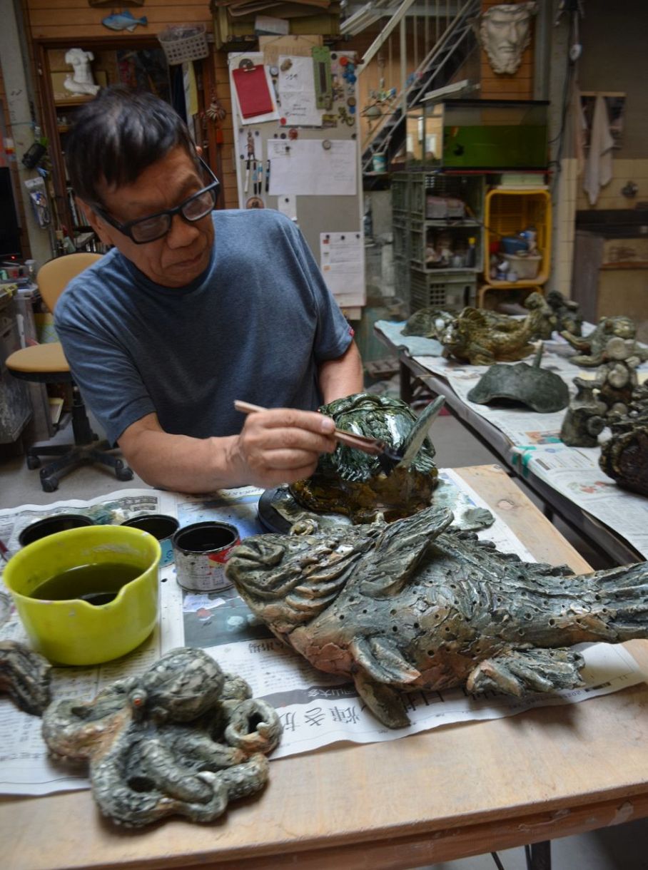 白備前とインディゴを融合 作家木村さんが陶彫制作励む：山陽新聞