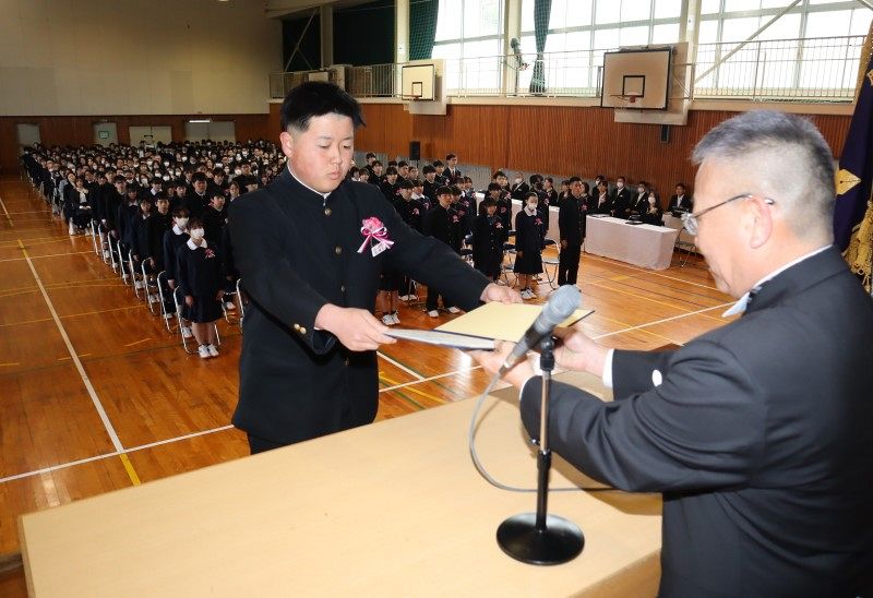 岡山県内の公立中学校で卒業式　新生活への希望を胸に巣立つ