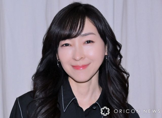 みさえ”麻生久美子、8歳息子がゲットした“まさおくん”を手にご機嫌