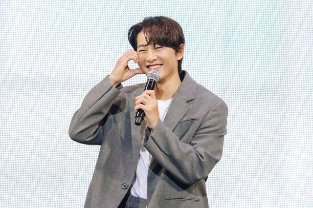 ソン・ジュンギ、約14年ぶりの日本ファンミーティングでハートポーズ
