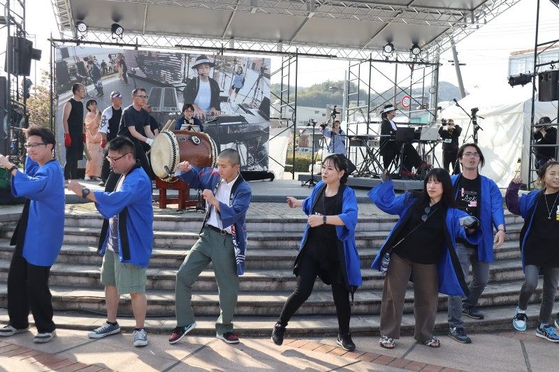 瀬戸芸 宇野港で開幕記念イベント 地踊りと最先端楽器 コラボで盛況