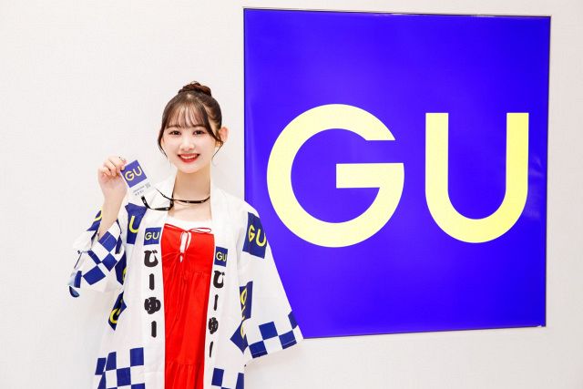 NMB48岡腰星来、なんばで「GU」店員になりきる本気コスプレ 全身GU