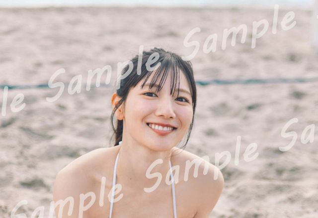日向坂46河田陽菜、ビーチバレーではしゃいでひと息 2nd写真集封入特典