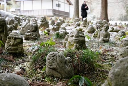 身元不明者の供養】「遺族によりどころを」 岩手、遺骨預かり祈る住職