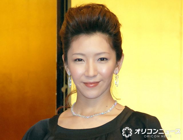 【送料無料】瀬奈じゅんさん掲載ページ（ポスターサイズ）#2988 瀬奈じゅん、夫＆息子＆娘と休日を満喫 家族4ショットを公開し「大きく