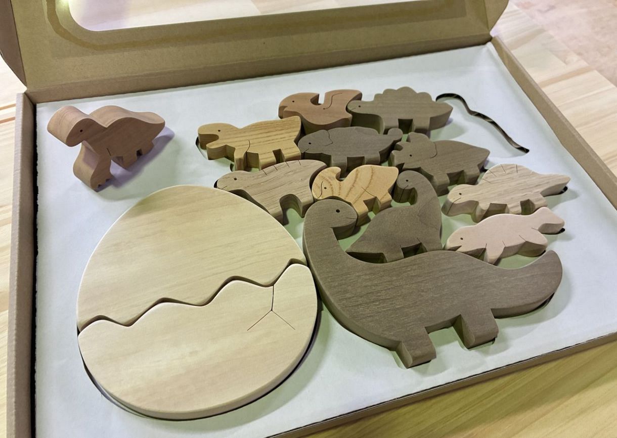 恐竜の積み木セットで遊んで あすなろ工房、岡山産材使い発売：山陽