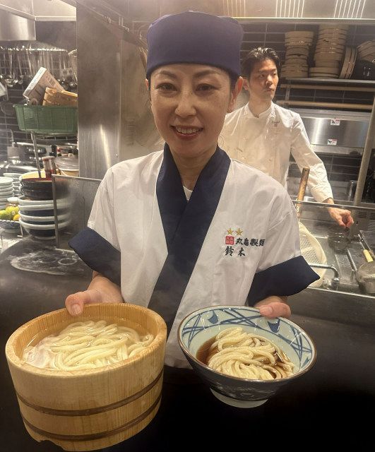 パート勤務を経て“全国10人”の職人へ 全国飛び回る、丸亀製麺の「麺