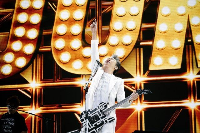 布袋寅泰、武道館ライブを映像化 Charも登場の豪華ステージを完全収録