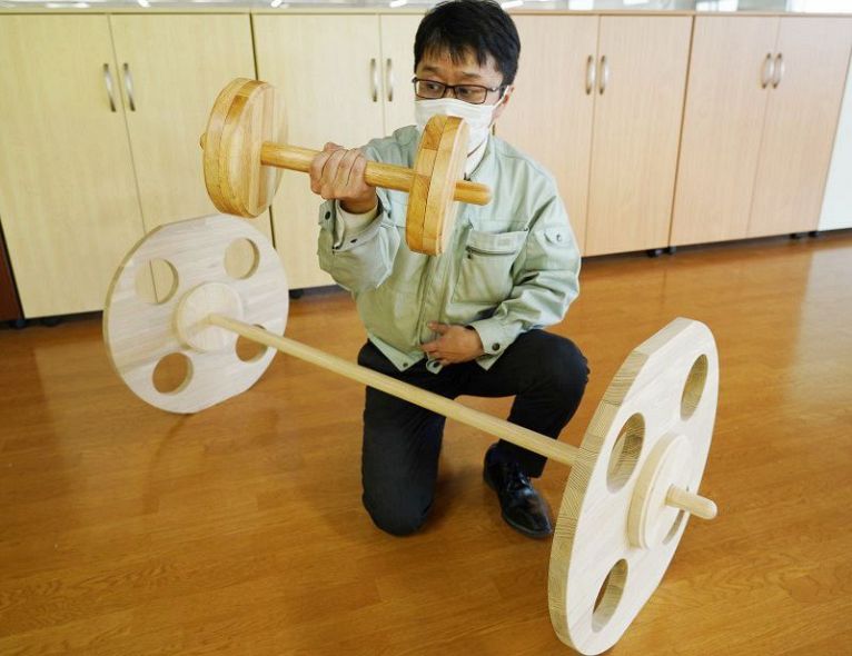 木製のダンベルとバーベル開発 ヤマシタ、自宅利用を想定：山陽新聞 