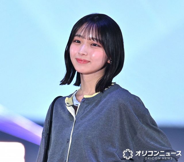 日向坂46・大野愛実、可憐な笑顔で観客魅了 イエロー×グレーで魅せる