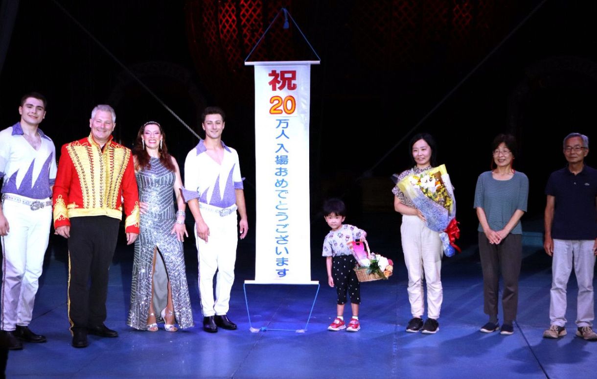 木下大サーカス岡山公演　入場２０万人突破　寺崎碧人さんに記念品