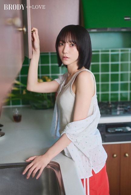 LOVE野口衣織、洗練されたビジュアル披露 部屋着姿＆夏らしい