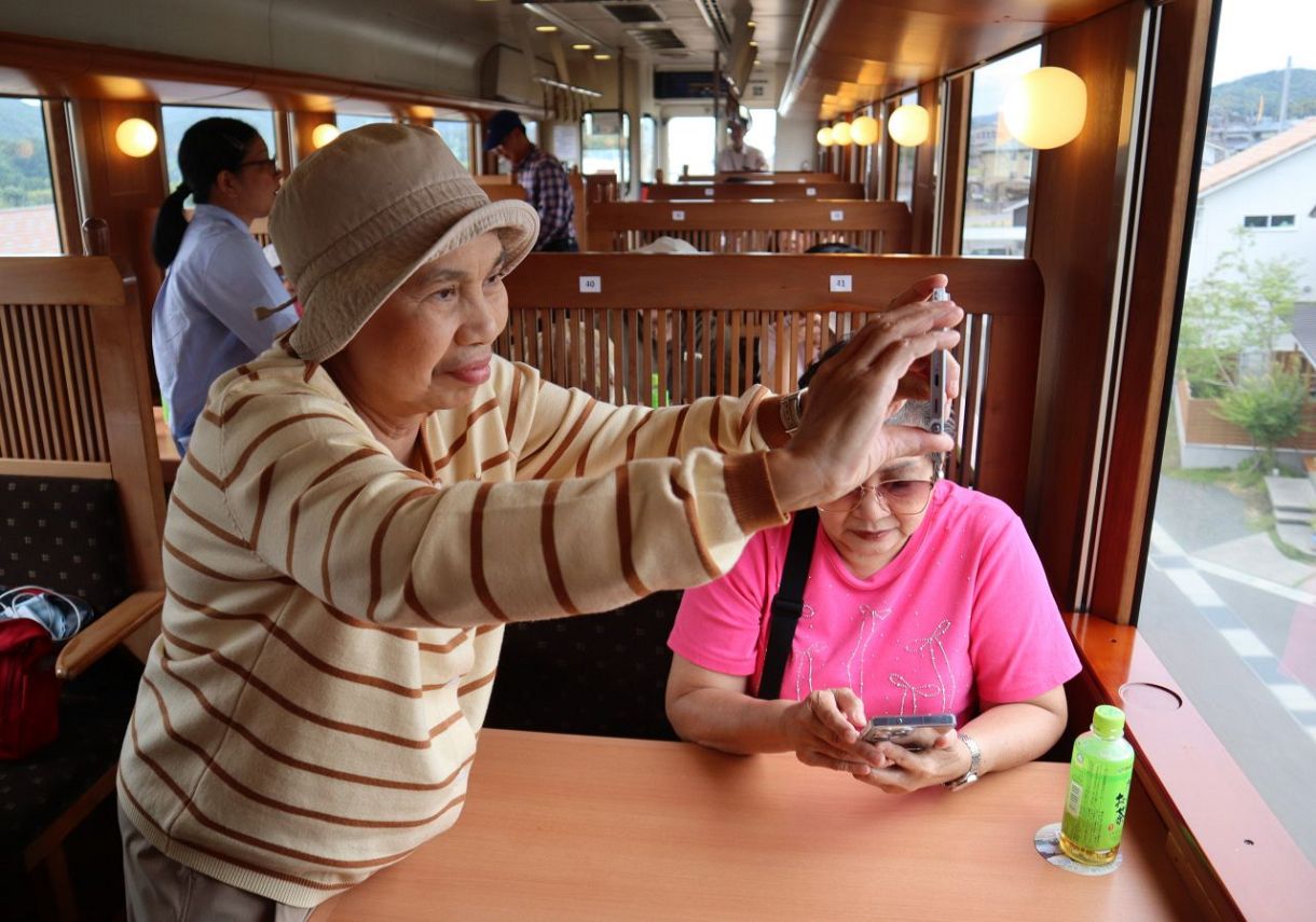 「かわいい列車からの風景気に入った」　タイのツアー客が井原鉄道の旅満喫