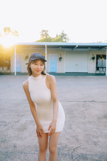 日向坂46富田鈴花1st写真集、白ニットワンピで美ボディライン