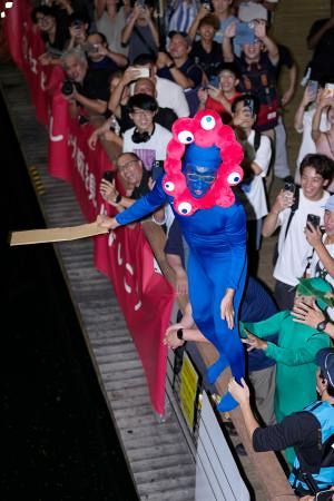 夜空に響く六甲おろし 史上最速V、ファン歓喜：山陽新聞デジタル