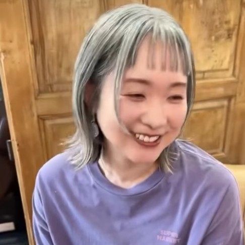 老け感ゼロ…白髪染めをやめた43歳女性 グレイヘアへの移行に葛藤も