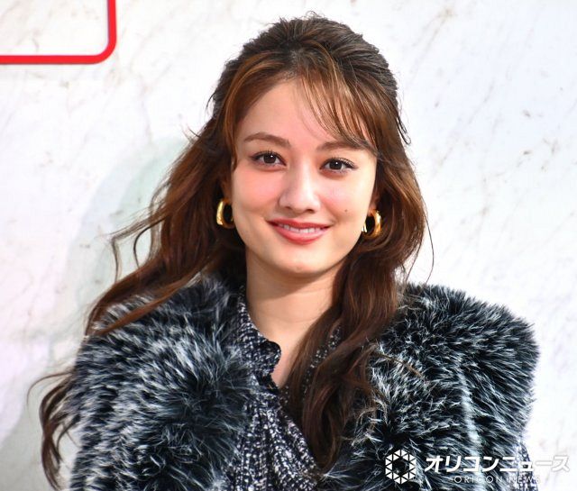 ファーベスト sorin 谷まりあちゃん着用 谷まりあ、存在感あふれる“ファー”スタイル すらり美脚も披露：山陽