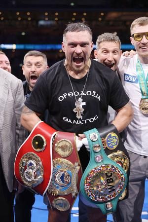 ウシク、2度目の4団体王者に ヘビー級統一戦で5回KO勝ち