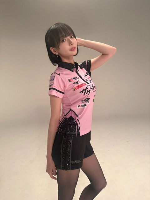 岡田紗佳、ボディラインあらわな“新ユニフォーム” 反響相次ぐ