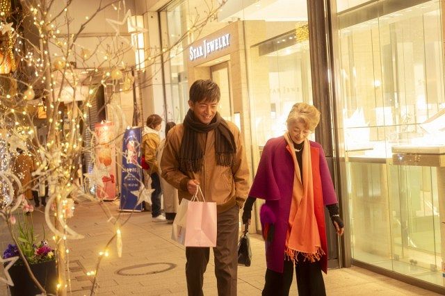 倍賞千恵子＆木村拓哉“ハウルコンビ”が腕組みデート 『TOKYOタクシー 