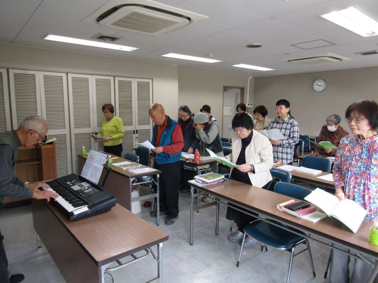 シニアは今が青春だ オリジナルソングで元気に　８９００曲以上作った高月さん指導