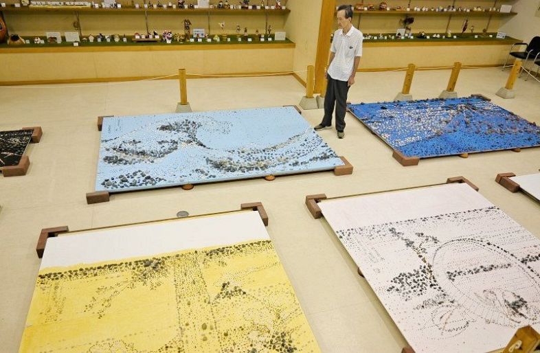 自然石並べて北斎の名作“描く” 岡山の三宅さん、浮世絵に初挑戦：山陽