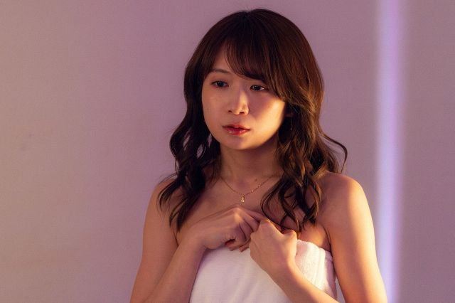 秋元真夏“沙也香”、タオルを巻いて妖艶な視線… 20日放送『産まない女は