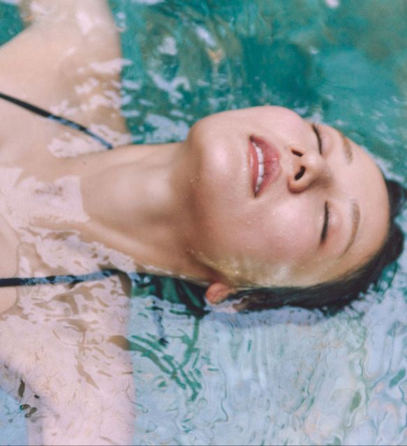 日向坂46河田陽菜、ブラックビキニで圧巻スタイル披露 プールでの一瞬