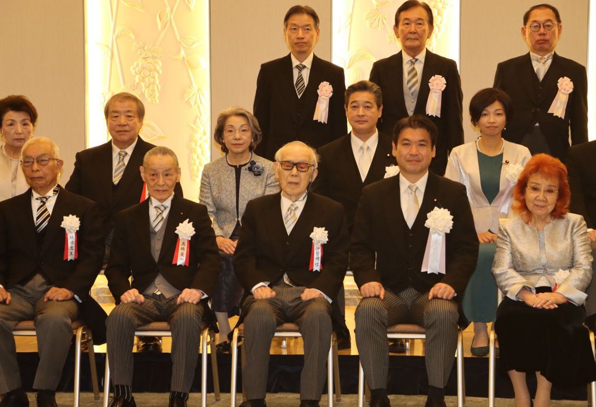 文化功労者顕彰式 備前焼作家の伊勢崎淳さん 晴れやか：山陽新聞
