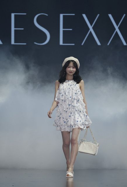 FRUITS ZIPPER櫻井優衣、花柄フリル衣装で美脚披露 軽やかステップの
