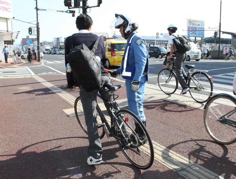 自転車 交通ルール守って走行を　県警、７４カ所で一斉取り締まり