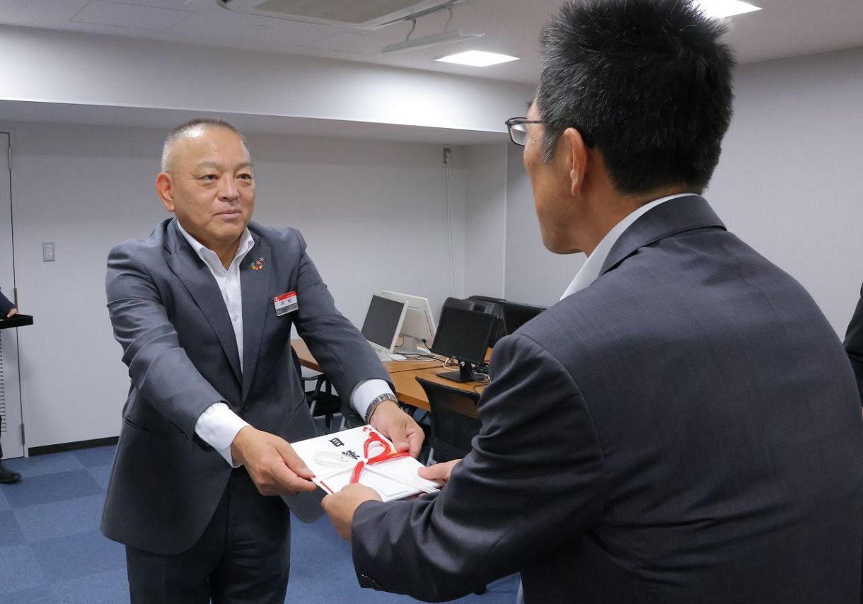 子ども食堂支援に役立てて 山陰合同銀有志が県に寄付：山陽新聞