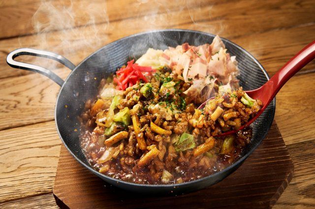 丸亀製麺“初”の鉄板風グリルパンスタイル誕生 うどんと飯の“禁断の