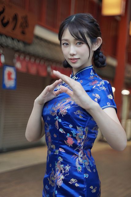 リアル春麗”堀江聖夏アナ、最新“チャイナ服×かわら割り”に反響「脚線美