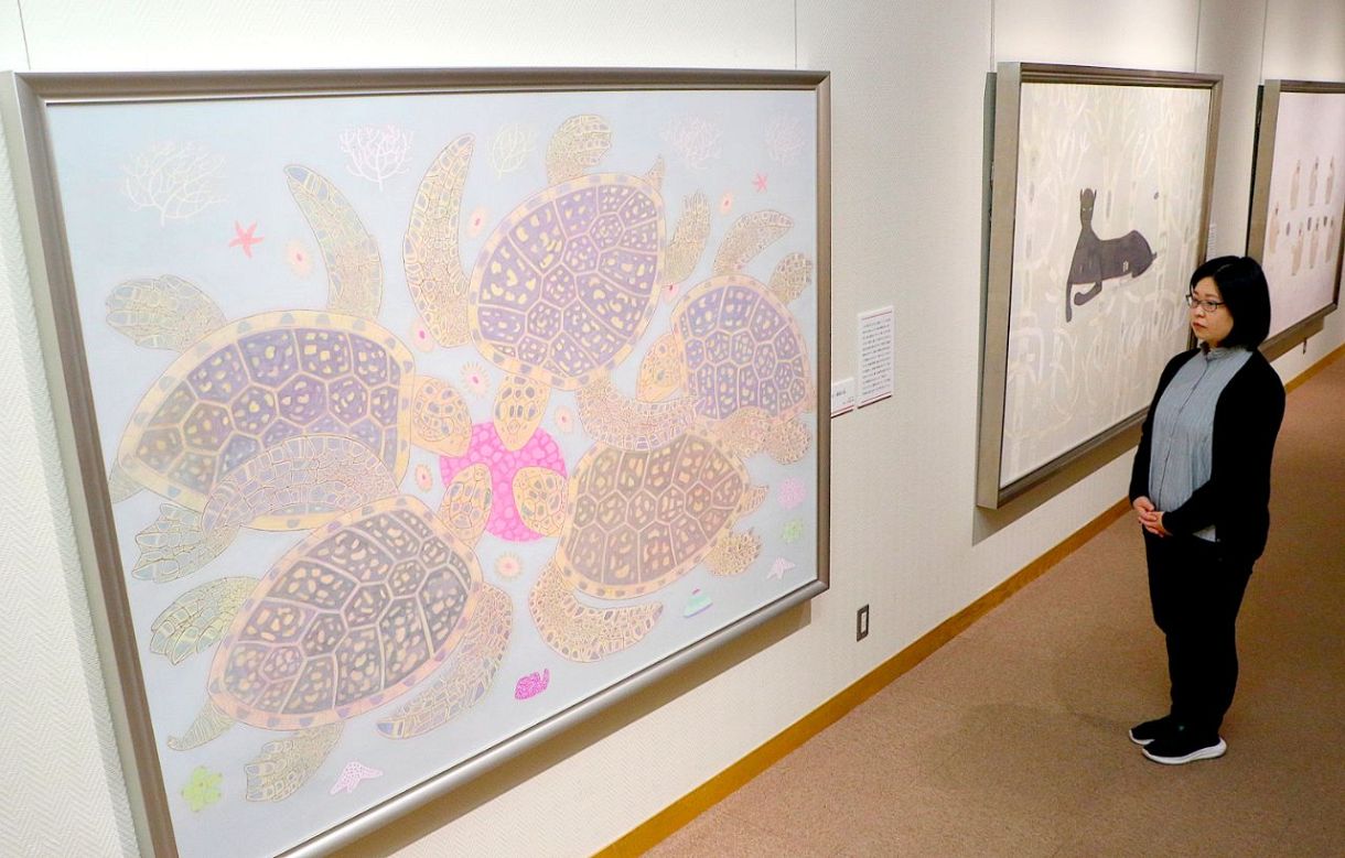 入江酉一郎のどうぶつ画 会期中盤 笠岡・竹喬美術館、ファン続々：山陽