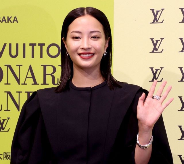 広瀬すず、珍しいパンツスタイルに挑戦 「ルイ・ヴィトン アンバサダー