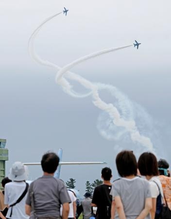 ブルーインパルス大空舞う 空自松島基地の航空祭：山陽新聞