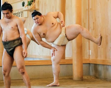 新横綱大の里、四股などで調整 富士山の化粧まわし贈呈：山陽新聞