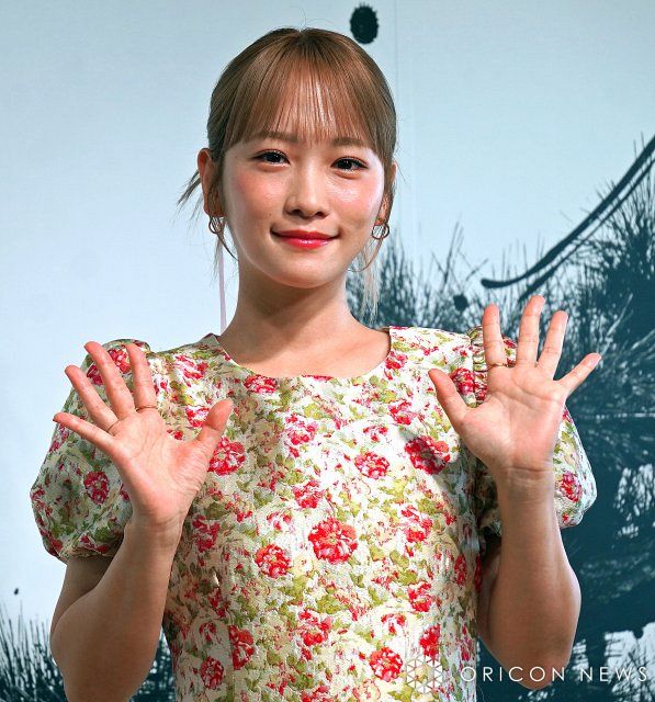 月刊ヒーローズ 川栄李奈“ガチ推し”後援会 会員証 川栄李奈“らしさ全開”の写真集会見「私が全部詰まっている」 子育ての