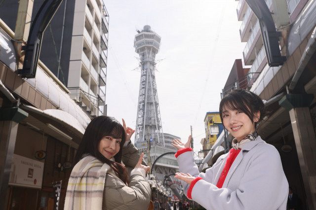 波瑠＆麻生久美子、通天閣をバックに笑顔 W主演『月夜行路』大阪ロケ