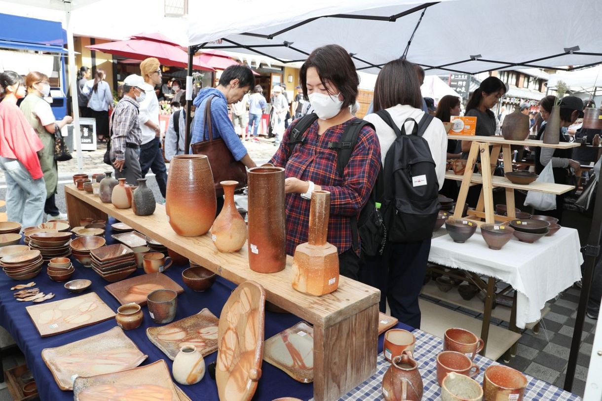 備前焼まつり開幕　土と炎が生む味わい堪能
