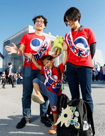 ミャクミャク服、会場あちこちで 赤と青で閉幕目前の万博彩り：山陽