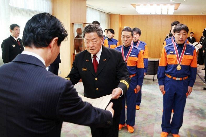 全国初優勝 高梁市消防団たたえる 操法大会小型ポンプ 知事特別表彰のサムネイル